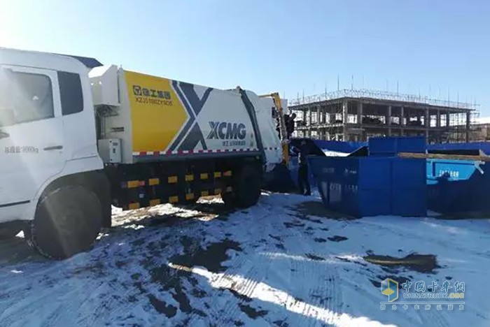 徐工壓縮式垃圾車(chē)在新疆作業(yè)