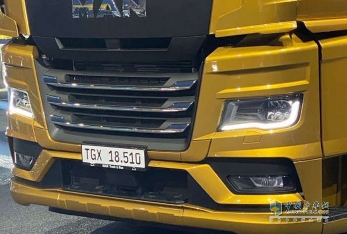 全新曼恩TGX卡車(chē)大燈采用內部新造型的LED日間行車(chē)燈