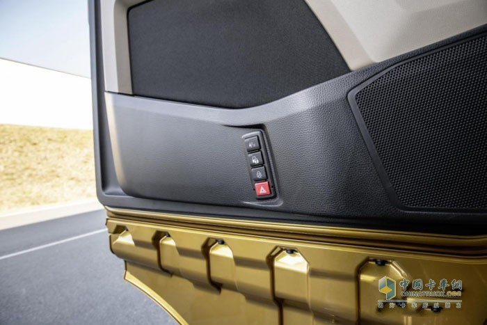 曼恩TGX重要的操作按鍵布置在車(chē)門(mén)內側