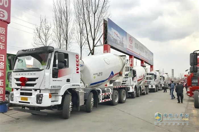 10多臺紅巖瑞江攪拌車(chē)抵達成都