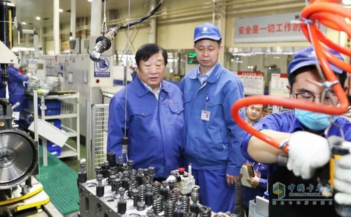 譚旭光察看WP10發(fā)動(dòng)機的裝配