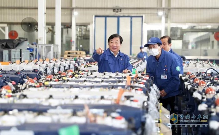 譚旭光察看WP13發(fā)動(dòng)機