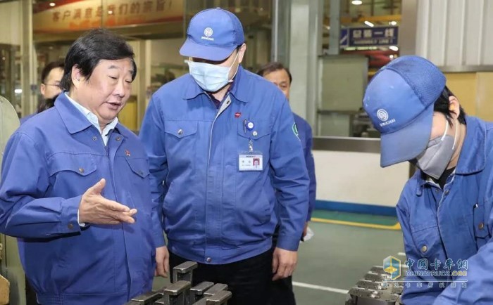 譚旭光現場(chǎng)察看WP6發(fā)動(dòng)機缸蓋