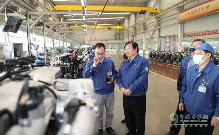 譚旭光察看天然氣發(fā)動(dòng)機的裝配