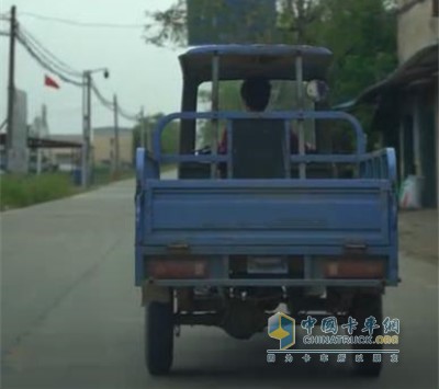 給援助武漢的醫療隊送上了200筐新鮮蔬菜