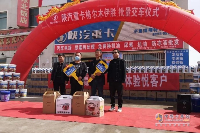 配裝濰柴WP10H發(fā)動(dòng)機的供液車(chē)交付客戶(hù)