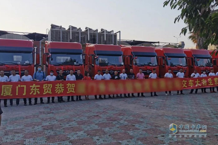 搭載東風(fēng)康明斯ISZ發(fā)動(dòng)機的30臺東風(fēng)KL牽引車(chē)交付用戶(hù)