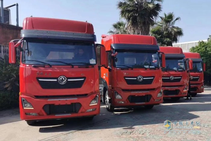 搭載東風(fēng)康明斯ISZ發(fā)動(dòng)機的東風(fēng)KL牽引車(chē)