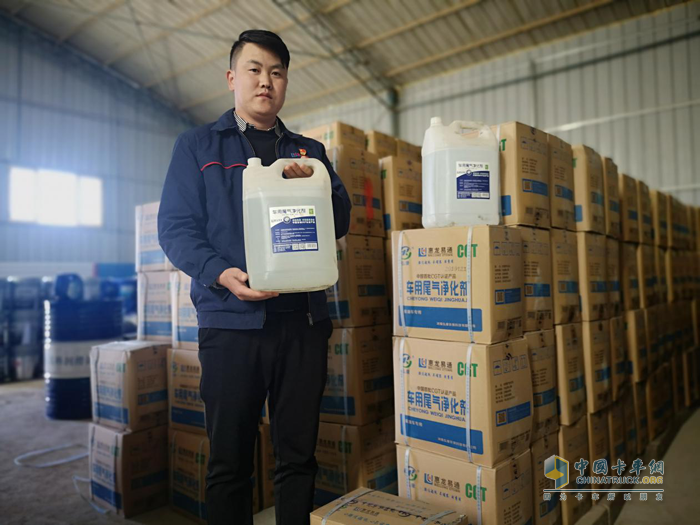 玉門(mén)新信通物流門(mén)店銷(xiāo)售經(jīng)理、弘康加注站負責人羅小剛