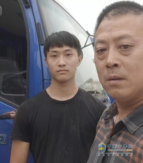 開(kāi)著(zhù)搭載安康動(dòng)力的帥鈴全能城配版的父子倆