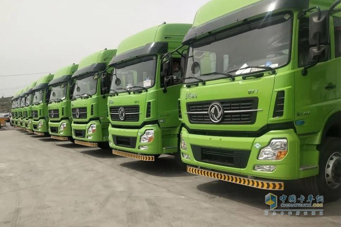 首批10臺搭載聯(lián)合動(dòng)力國六K13N發(fā)動(dòng)機的東風(fēng)暢行D7V燃氣牽引車(chē)交付