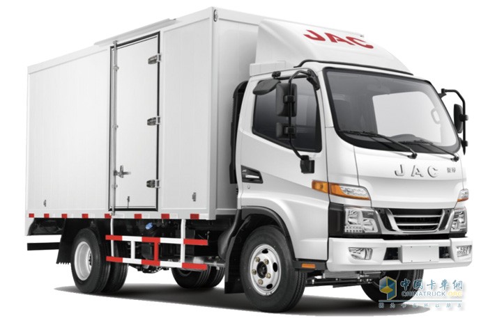 搭載搭載安徽康明斯2.8L發(fā)動(dòng)機的駿鈴V3