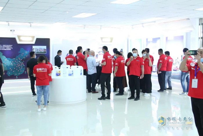 可蘭素總經(jīng)理秦建等可蘭素人與合作伙伴參觀(guān)可蘭素溧水廠(chǎng)區