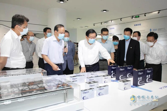 萬(wàn)鋼副主席(前排左三)在曾毓群董事長(cháng)(前排左二)陪同下參觀(guān)展廳