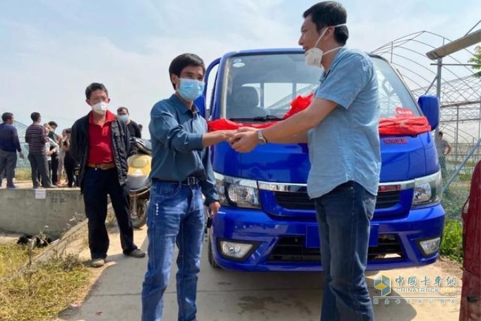 讓英雄的付出有回響，向秦大安贈送1臺東風(fēng)途逸