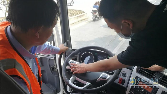 康明斯服務(wù)工程師來(lái)現場(chǎng)親自指導王師傅進(jìn)行操作