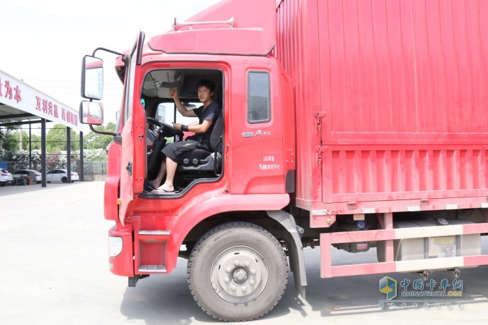 張師傅點(diǎn)贊格爾發(fā)載貨車(chē)內飾