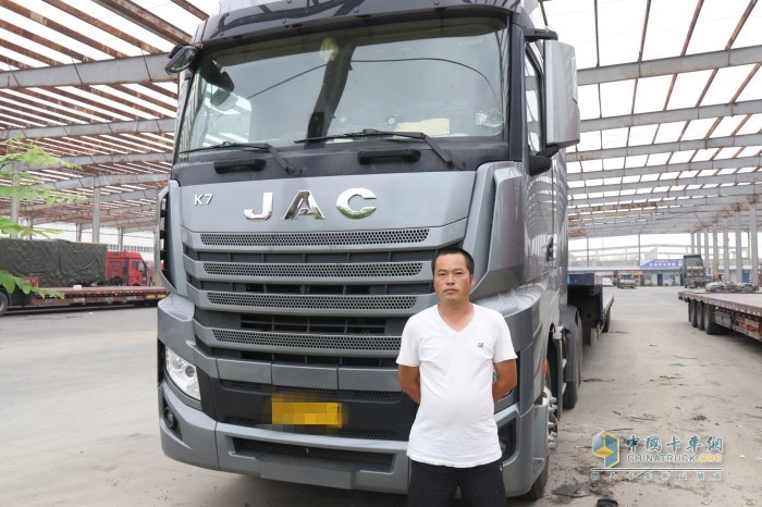 王師傅與愛(ài)車(chē)格爾發(fā)K7合影