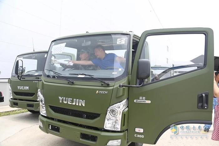 上汽輕卡軍車(chē)積極投身三軍建設