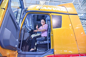 銅山區委書(shū)記、高新區黨工委書(shū)記龔維芳前往徐工汽車(chē)參觀(guān)