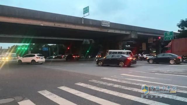 注意！上海這一路段早晚高峰貨車(chē)禁止通行
