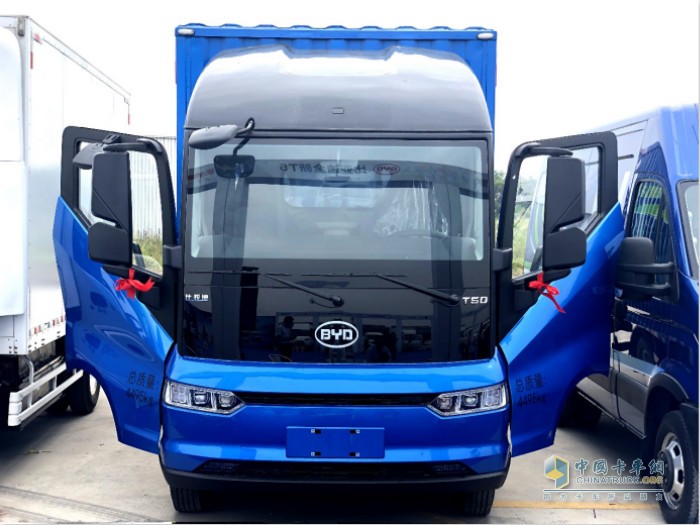 比亞迪全新T5融合了中國傳統元素與歐洲車(chē)輛安全標準