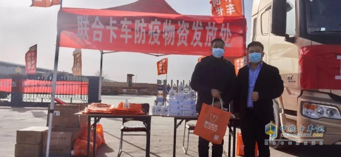 安陽(yáng)市創(chuàng  )世汽車(chē)貿易有限責任公司總經(jīng)理李文青(右一)