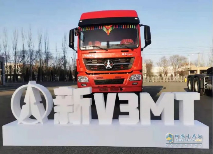 王永飛對北奔熱銷(xiāo)車(chē)型V3ET牽引車(chē)做講解