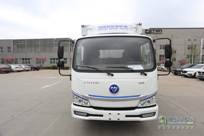 中間部分采用一條帶有藍色飾條的大鍍鉻貫穿整個(gè)前臉