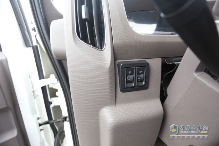 方向盤(pán)左側下方EP多態(tài)開(kāi)關(guān)