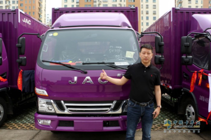 靳總監對江淮輕卡輕量化設計很滿(mǎn)意