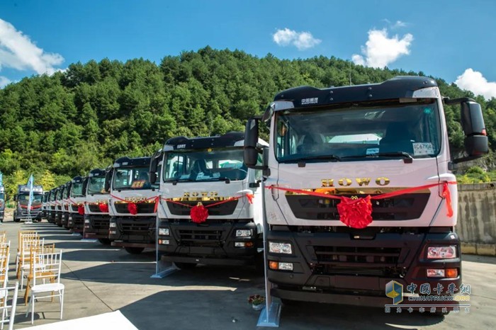 中國重汽豪沃TX國六智聯(lián)泵攪拌車(chē)