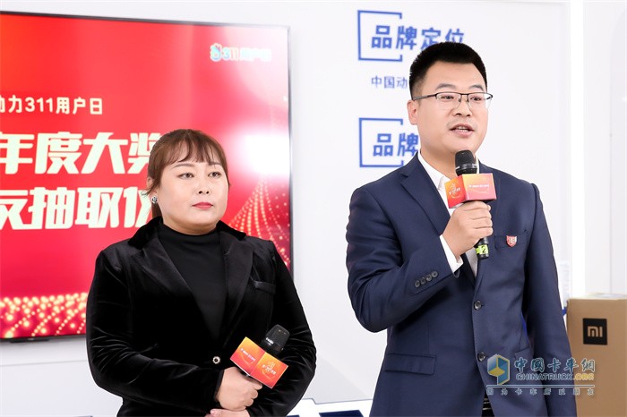 一汽解放銷(xiāo)售公司市場(chǎng)部主任牟相偉(右)與抗疫英雄穆秋(左)