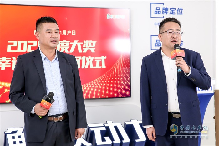 鷹雄匯總會(huì )長(cháng)謝濤(右)與鷹雄匯總會(huì )副會(huì )長(cháng)耿開(kāi)學(xué)(左)抽取第三輪發(fā)動(dòng)機大獎