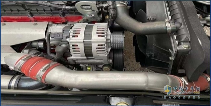 解放輕卡J6F冷藏車(chē)還采用了原廠(chǎng)雙壓縮機支架的設計