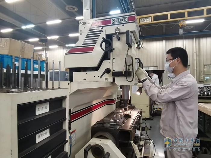 解放動(dòng)力,發(fā)動(dòng)機