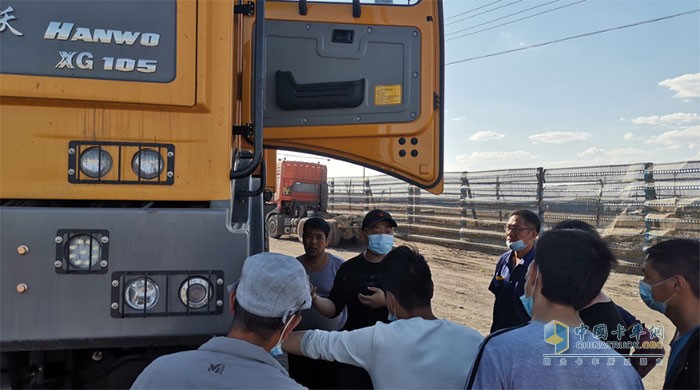 徐工服務(wù)工程師正在進(jìn)行技術(shù)培訓