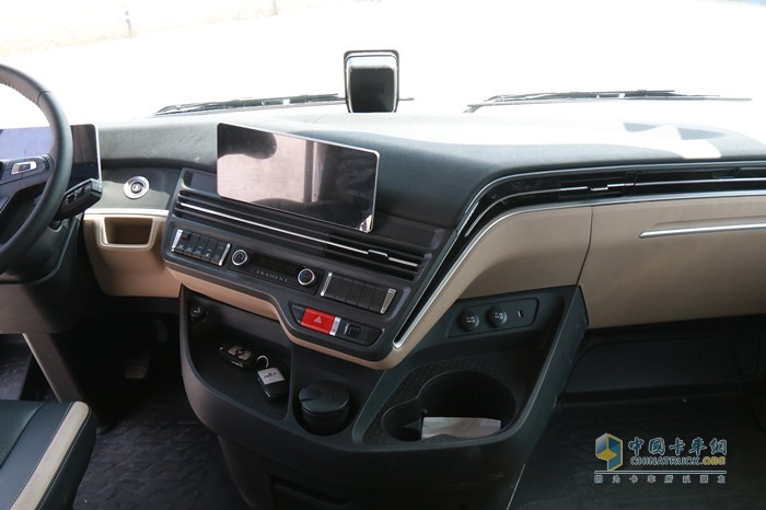 陜汽重卡X6000 680旗艦版首批交付暨100臺戰略協(xié)議簽訂