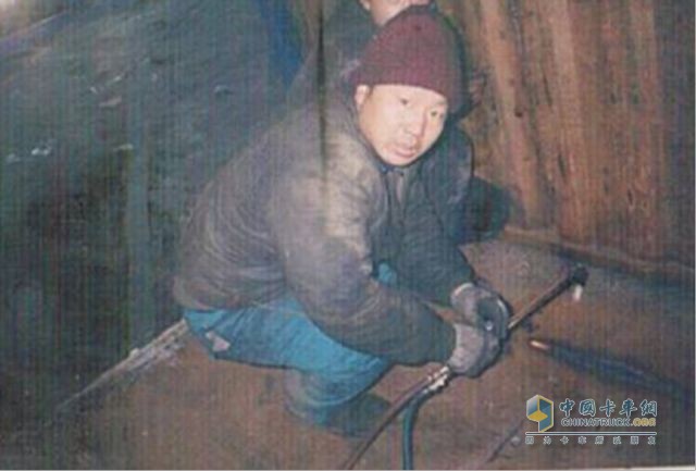 陳國剛年輕時(shí)維修卡車(chē)照片