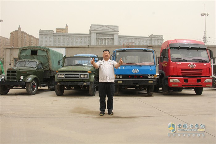 陳國剛與四代解放卡車(chē)合影