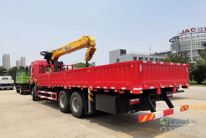 江淮格爾發(fā)6×4隨車(chē)吊，憑借卓越的設計和極強的承載力，在多種復合場(chǎng)景中都交出了優(yōu)異的答卷，獲得了一眾卡友的青睞。