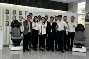多款創(chuàng  )新座椅亮相！伊思靈華泰東風(fēng)商用車(chē)設計創(chuàng  )新技術(shù)交流展舉行