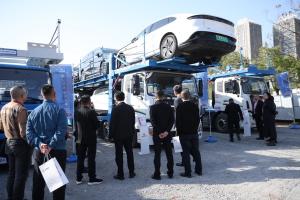 東風(fēng)商用車(chē)攜高效轎運車(chē)亮相東風(fēng)物流2025年度合作伙伴大會(huì )