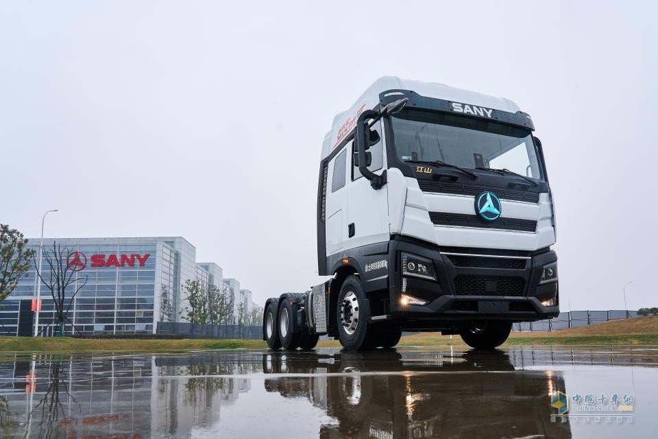 中東土豪200輛定制、“出口轉內銷(xiāo)”登上工信部公告、朱宏本人親赴下線(xiàn)現場(chǎng)、國內首發(fā)驚爆價(jià)37.5萬(wàn)元、董事長(cháng)梁林河親自上陣“吆喝”......