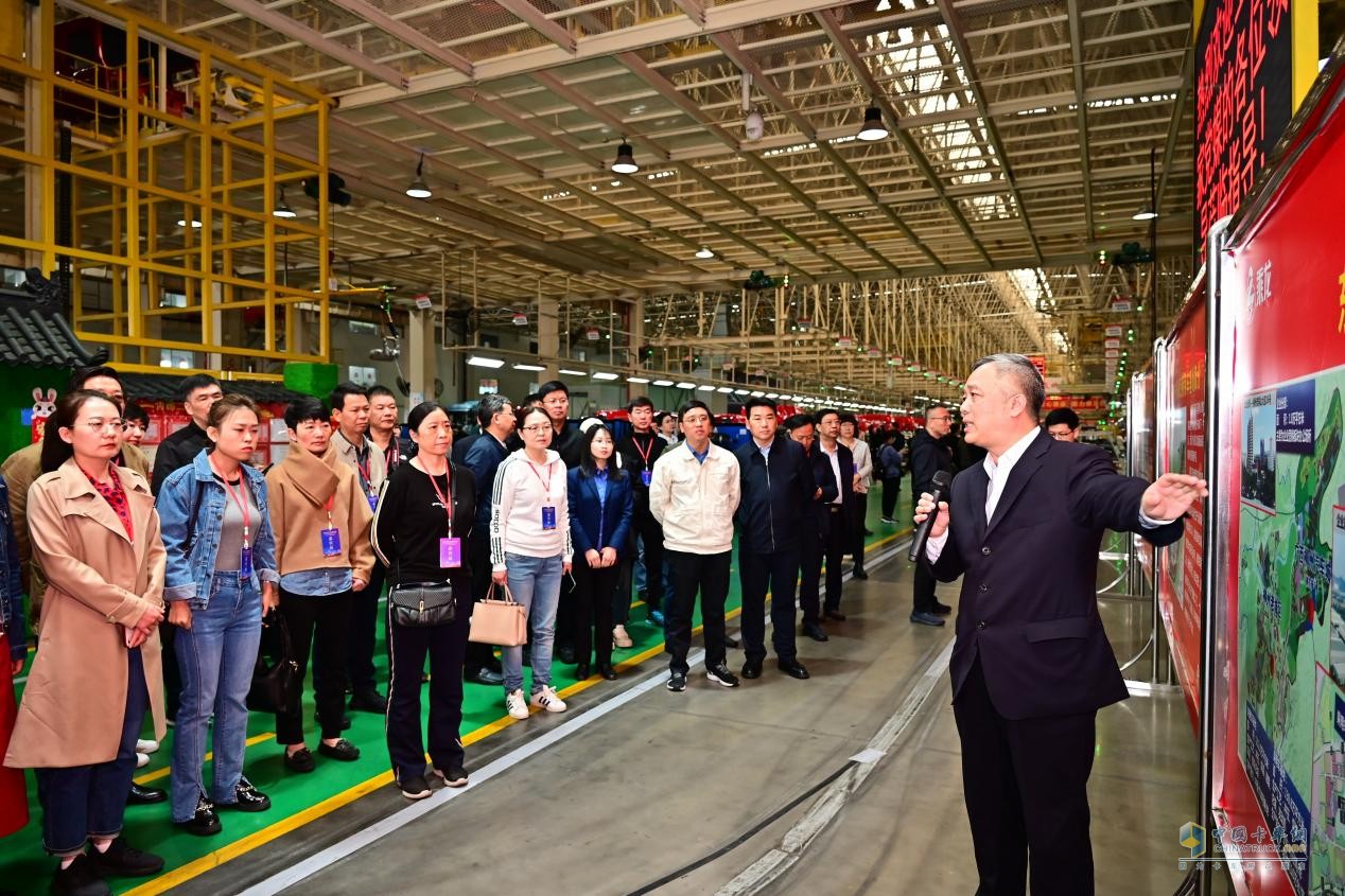 柳州汽車(chē)工業(yè)轉型“頭排兵”，東風(fēng)柳汽乘龍“秀肌肉”