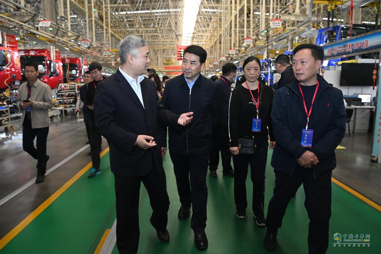 柳州汽車(chē)工業(yè)轉型“頭排兵”，東風(fēng)柳汽乘龍“秀肌肉”