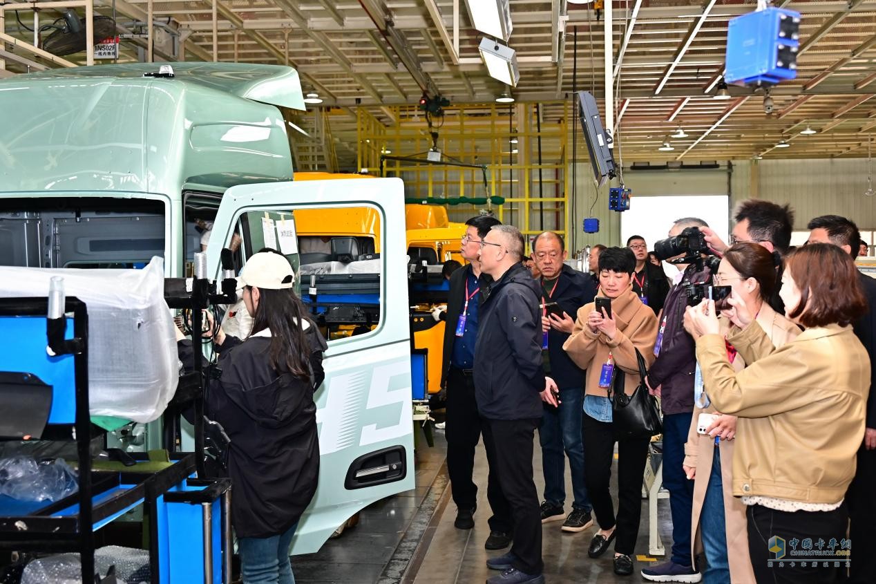 柳州汽車(chē)工業(yè)轉型“頭排兵”，東風(fēng)柳汽乘龍“秀肌肉”