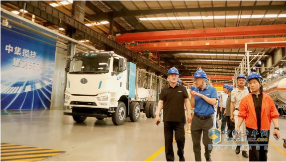 北京市住房和城鄉建設委員會(huì )、北京節能和資源綜合利用協(xié)會(huì )領(lǐng)導蒞臨中集車(chē)輛攪拌車(chē)業(yè)務(wù)集團考察 共話(huà)新能源