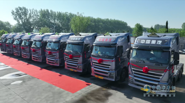 20輛豪沃TH7?；啡細鉅恳?chē)交付淄博大客戶(hù)，為?；愤\輸保駕護航