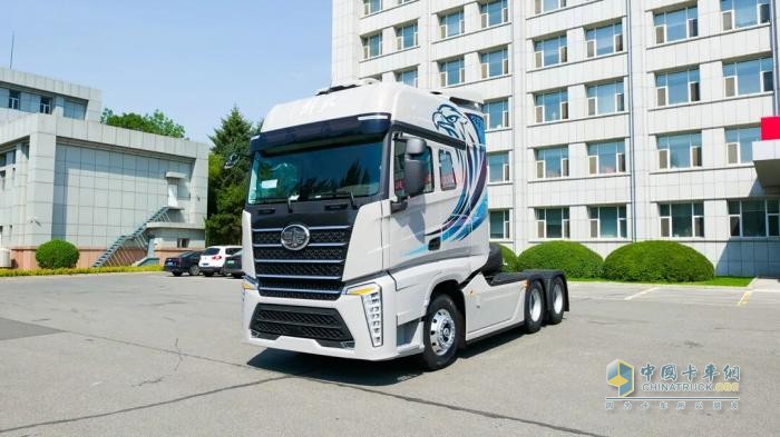 解放J7創(chuàng  )領(lǐng)版牽引車(chē)，卡友直呼“太懂我”！